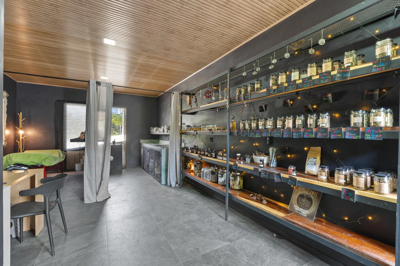 Rare Residential + Commercial: Investment Combo on Key Corridor - Gallery image 9