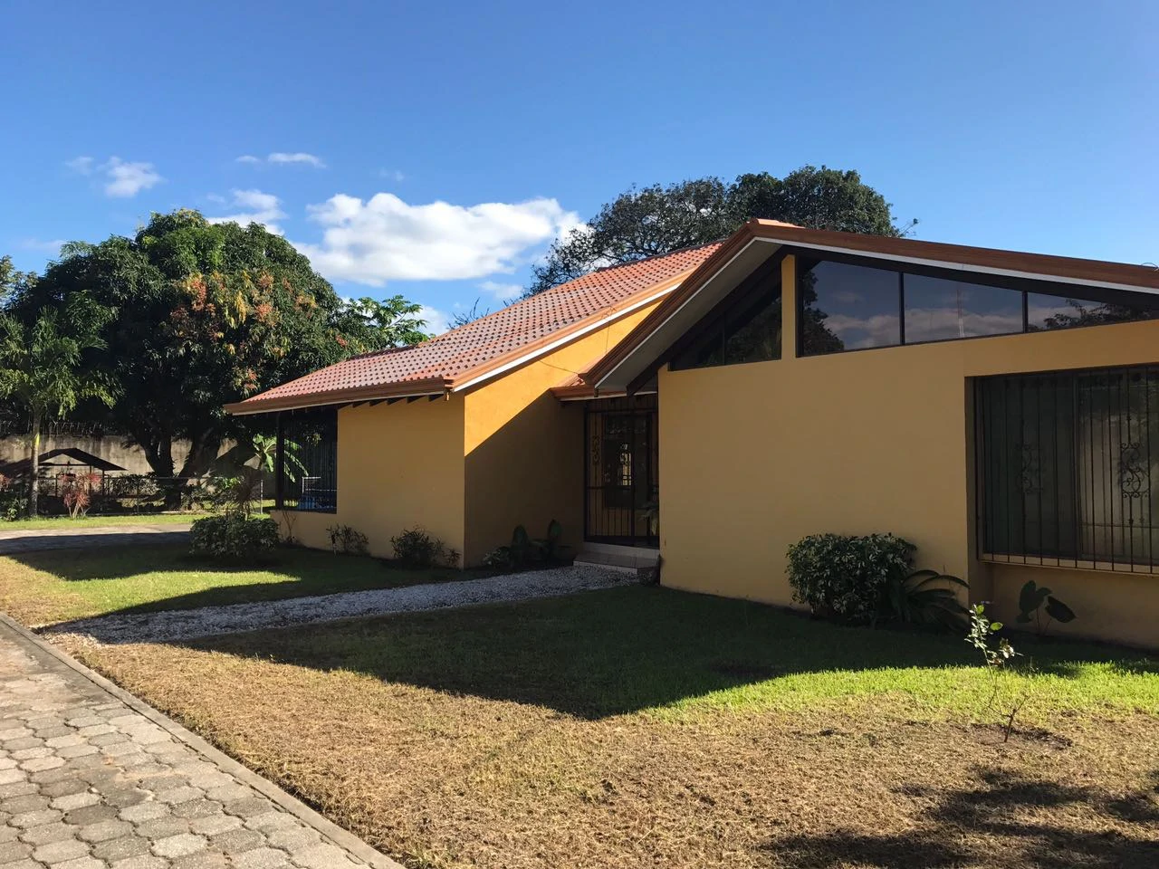 LUXURY HOUSE FOR SALE AND RENT IN LIBERIA: Beautiful luxury home in Liberia, Barrio La Cruz, in excellent location, very safe and quiet - Gallery image 2