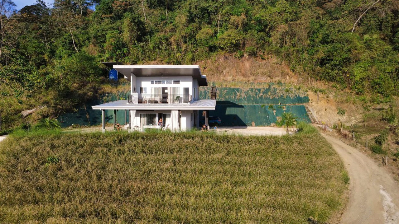 Beautiful Mountain Home for Sale in Hojancha – with Pool and Separate Guest House for Rental - Gallery image 3