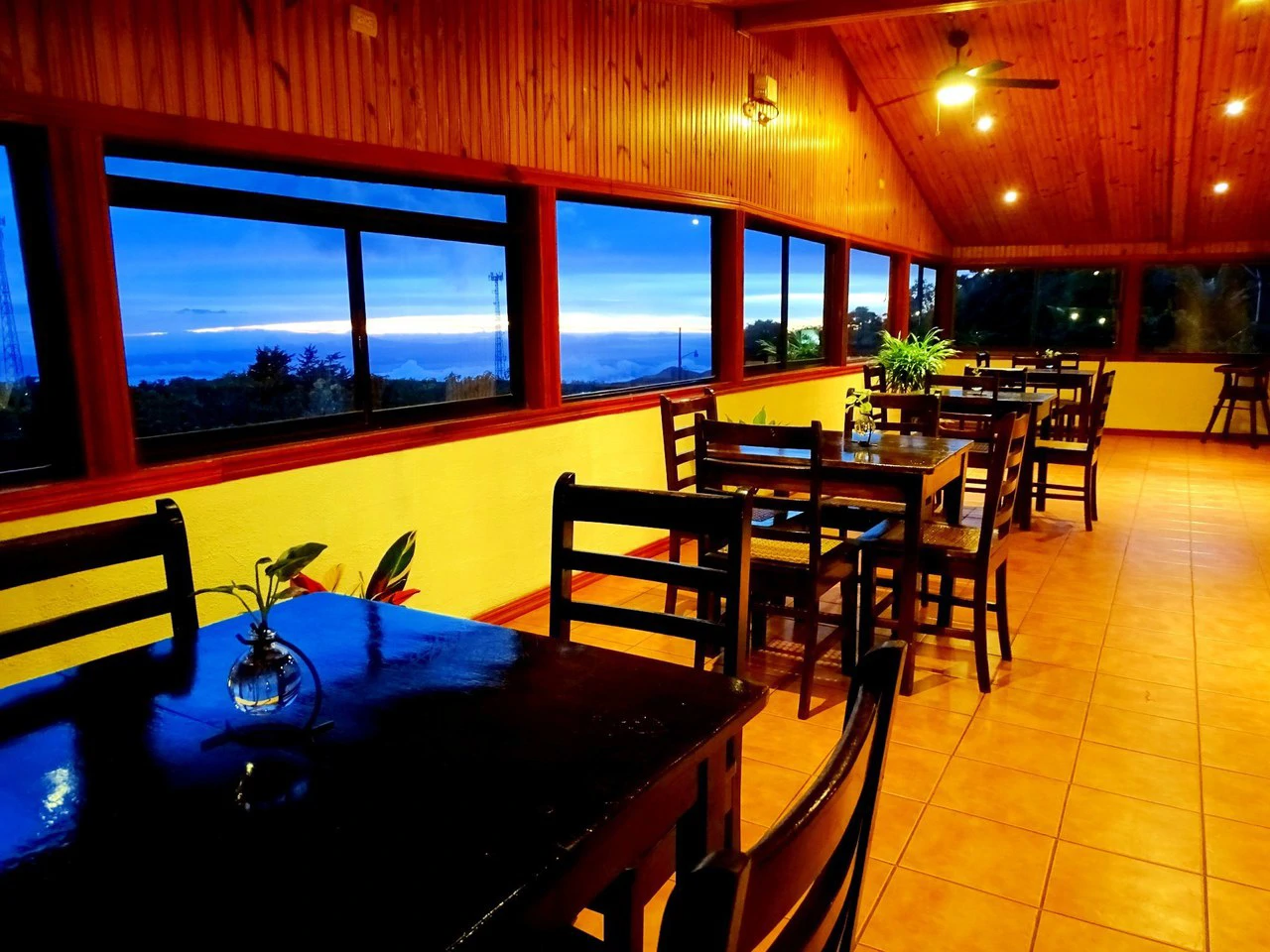 Unique Hotel in Monteverde. Cerro Plano.: Established 11-Room Hotel with Apartments in Monteverde – Prime Location & Proven Track Record - Gallery image 27
