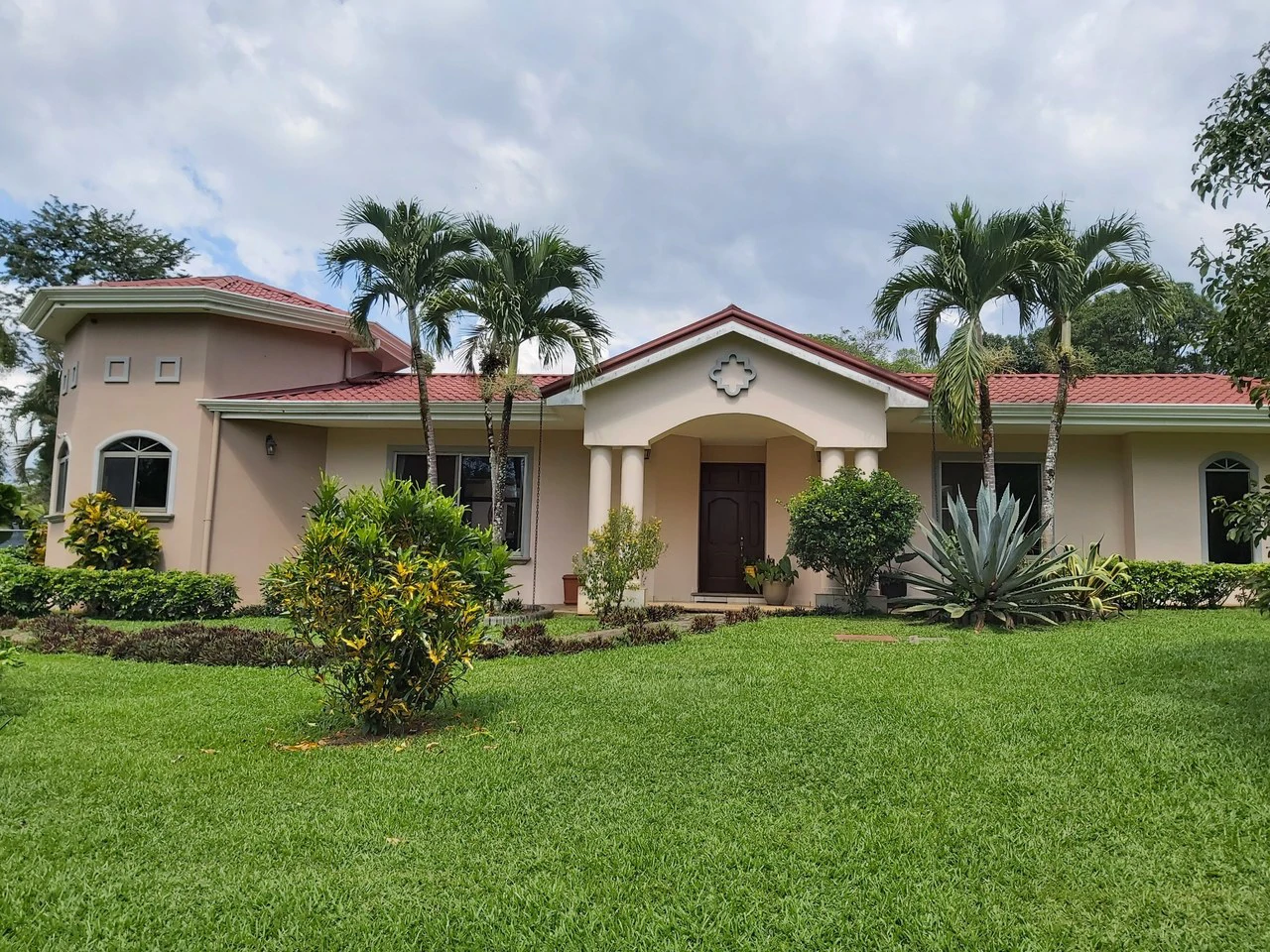 Countryside and Near the Coast House For Sale in Higuito