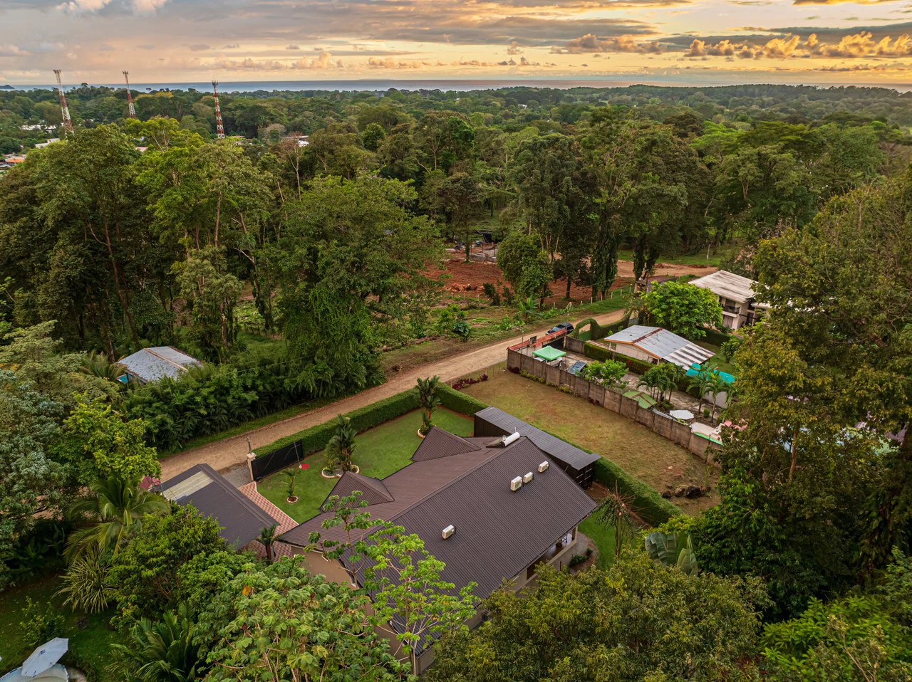 Exceptional 5-Bedroom Residence on Los Laureles Street – Prime Location & Versatile Layout - Gallery image 3