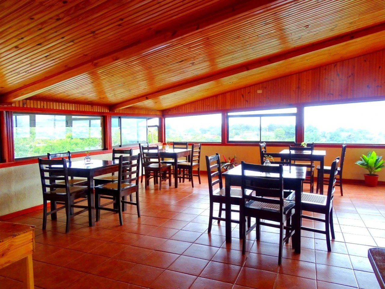 Unique Hotel in Monteverde. Cerro Plano.: Established 11-Room Hotel with Apartments in Monteverde – Prime Location & Proven Track Record - Gallery image 2