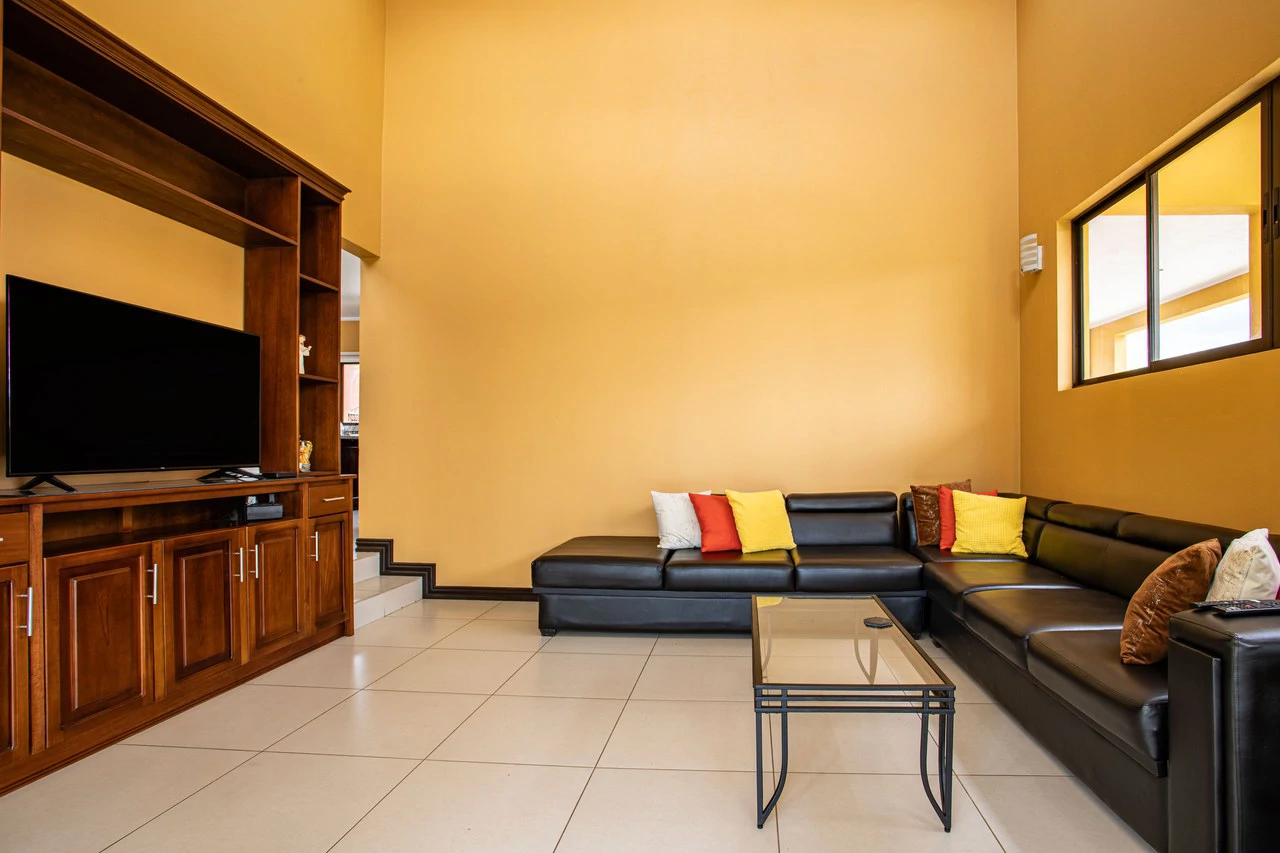 Modern Furnished Home Just 5 Minutes from Downtown Grecia - Gallery image 17