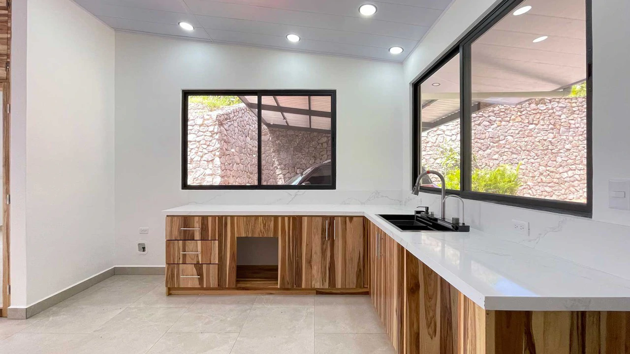 New Home for Sale in Atenas, Costa Rica with Private Pool and Tropical Surroundings - Gallery image 11