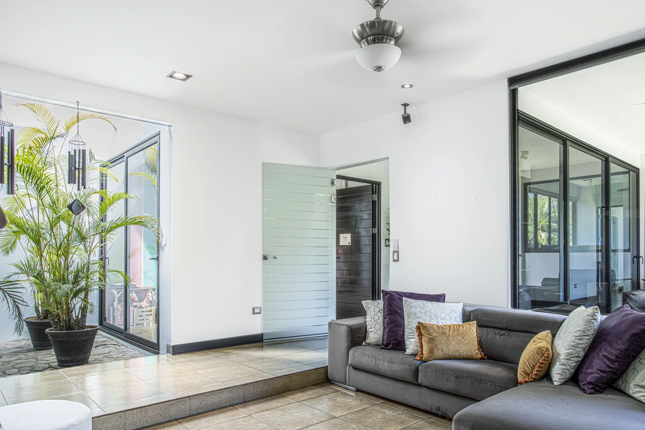 Extraordinary one story house located in a condo - Gallery image 12