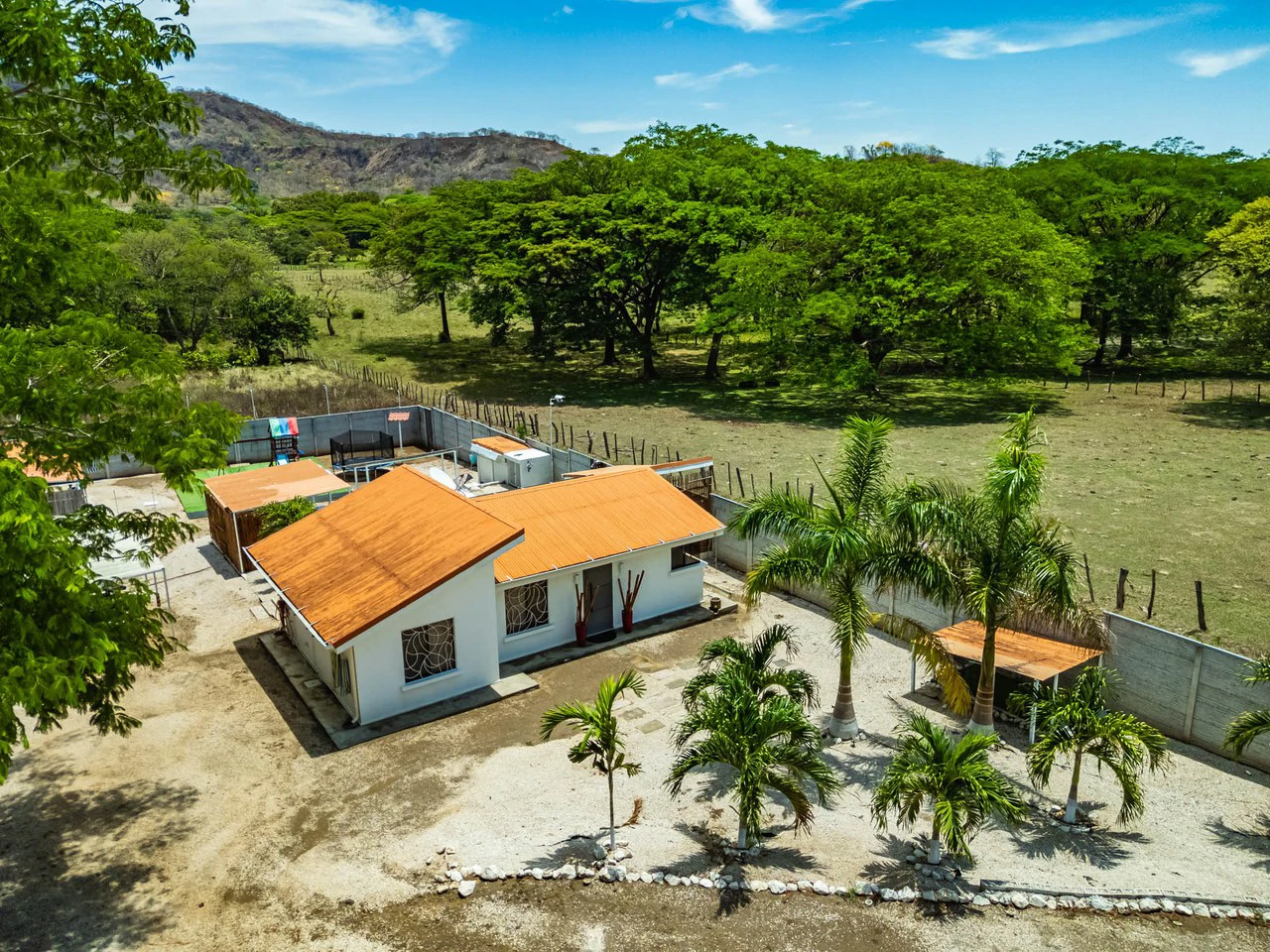 Casa Diria: Peaceful Turnkey 2BR Near Beaches - Gallery image 2