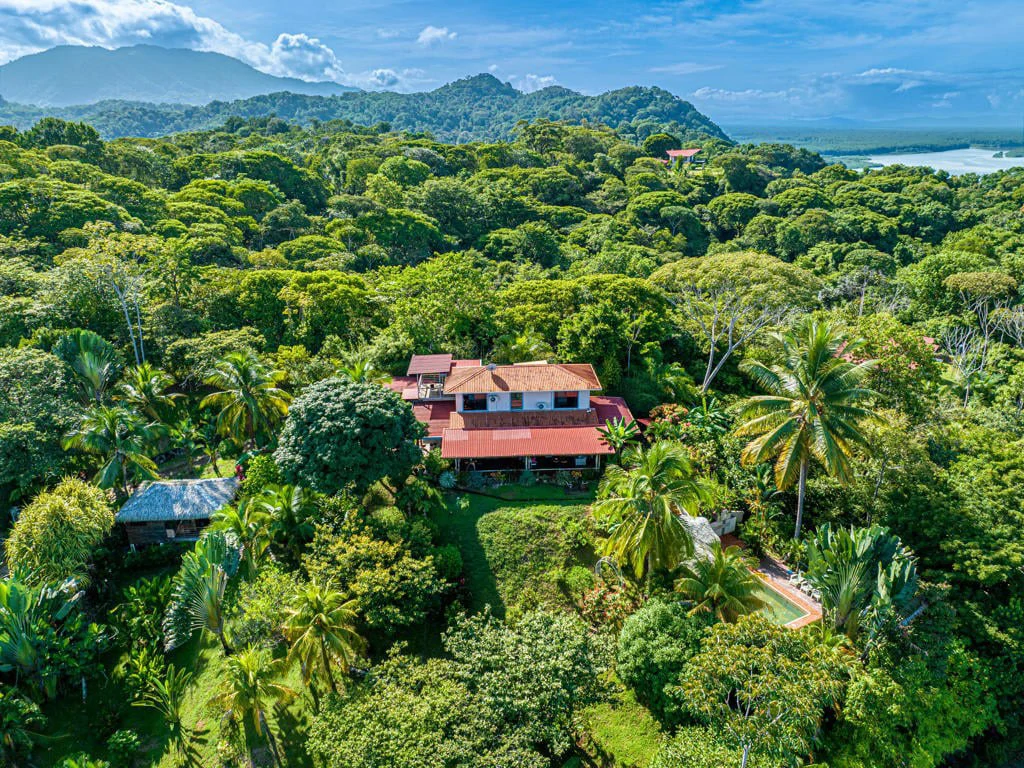 Villa Tres Vistas, a stunning luxury home located on the desirable Calle Perezoso in Ojochal - Gallery image 8