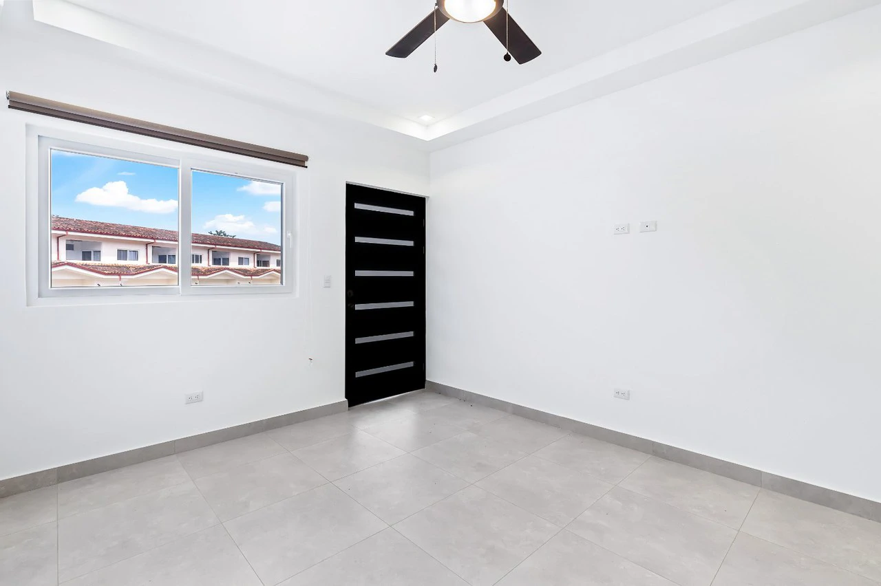Jacarandas #22: Modern Townhome with Amenities Just Minutes from the Beach - Gallery image 10