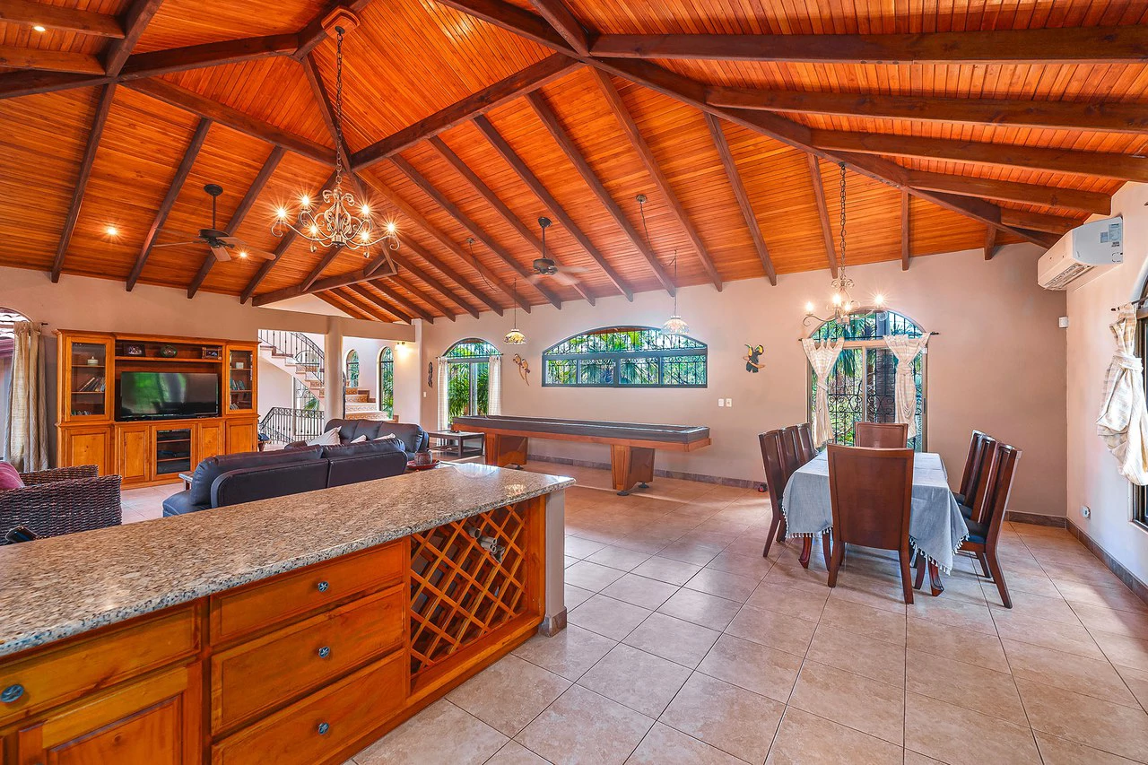 Casa Palacio: Elegant and Palatial 3BR in Gated Community - Gallery image 18