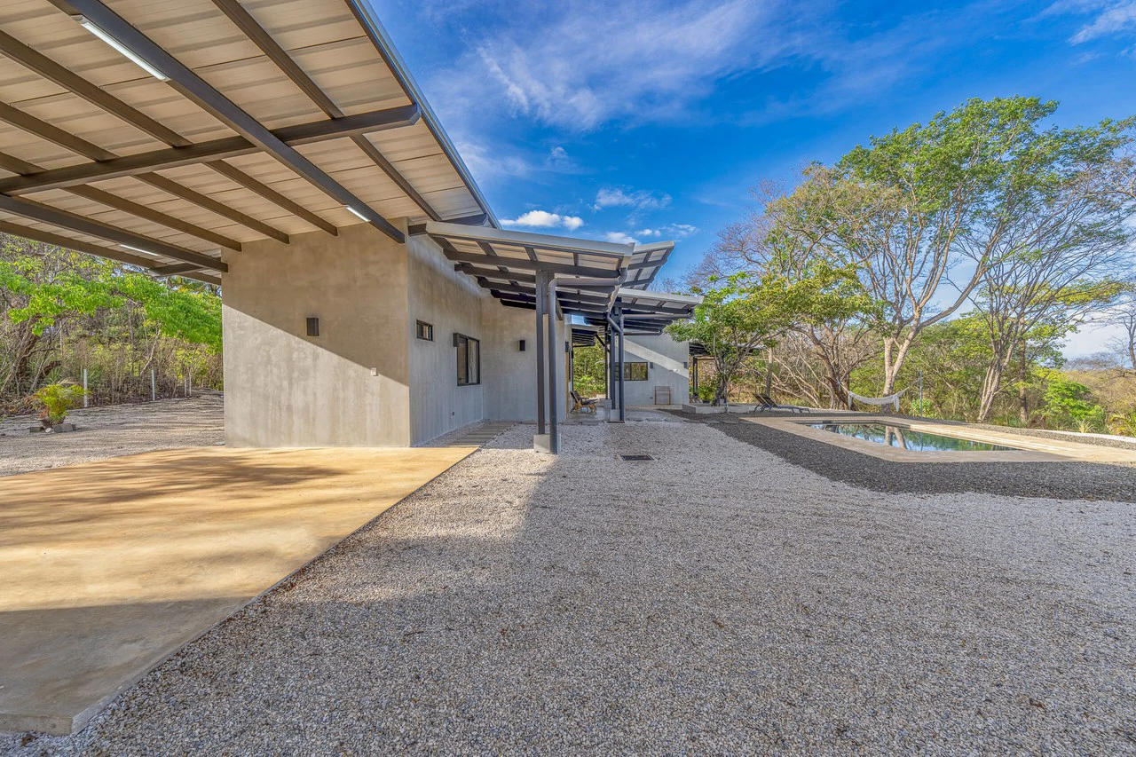 Casa Serena: Modern Villa with Pool and Guest House - Gallery image 2