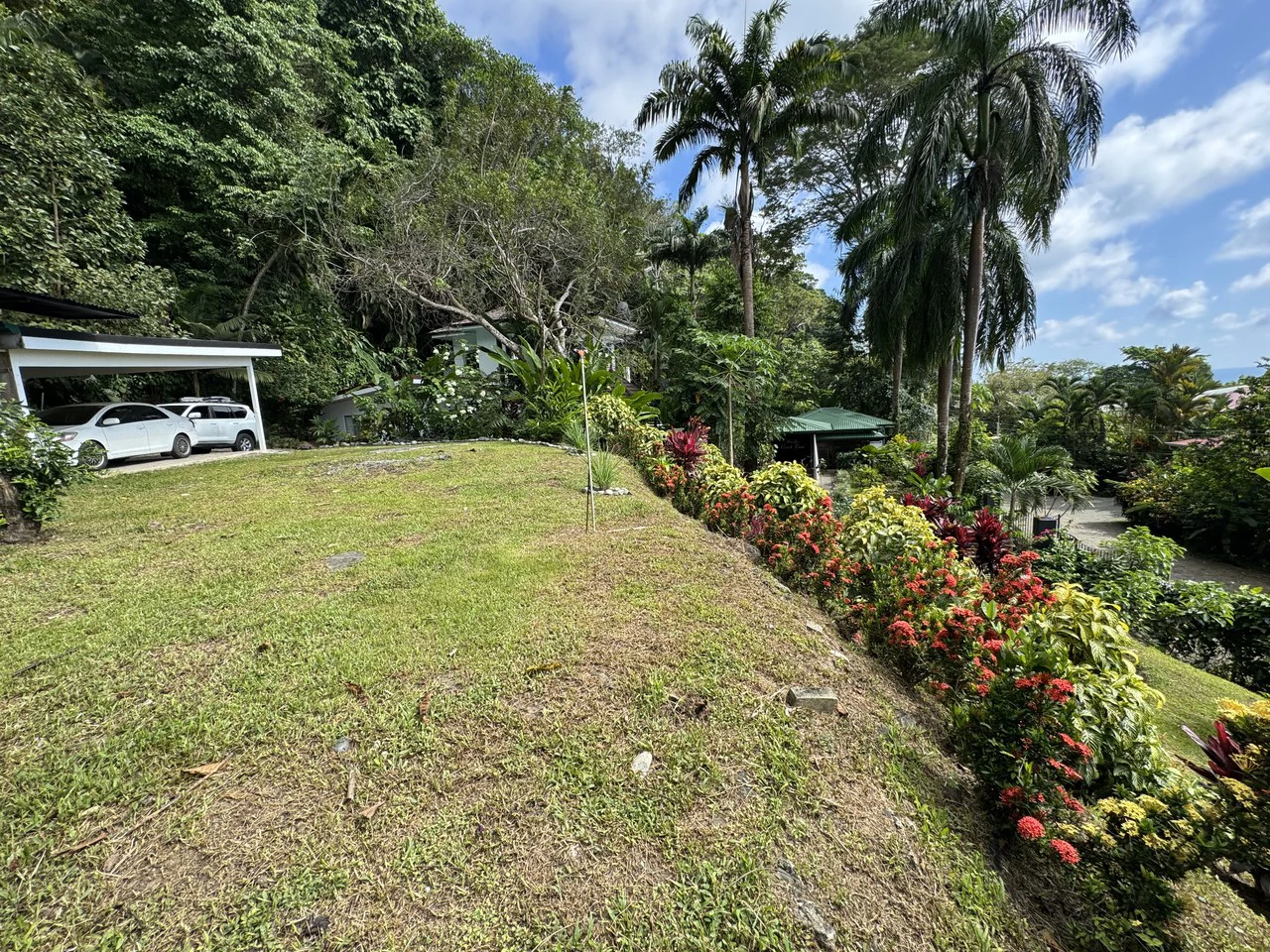 1.42 ACRES – 4 Bedrooms 2 Story Ocean-View Home With 2 Bedroom Guest House In Premium Beach Community, Walk to the Beach! - Gallery image 10