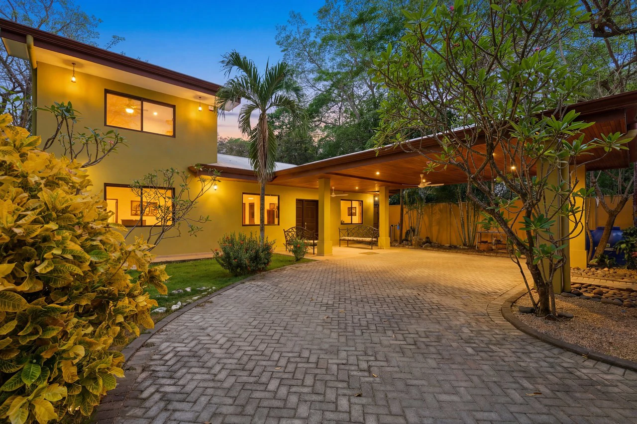 Casa Plumeria: Tropical 4-Bedroom Retreat with Pool Just Steps to Potrero Beach