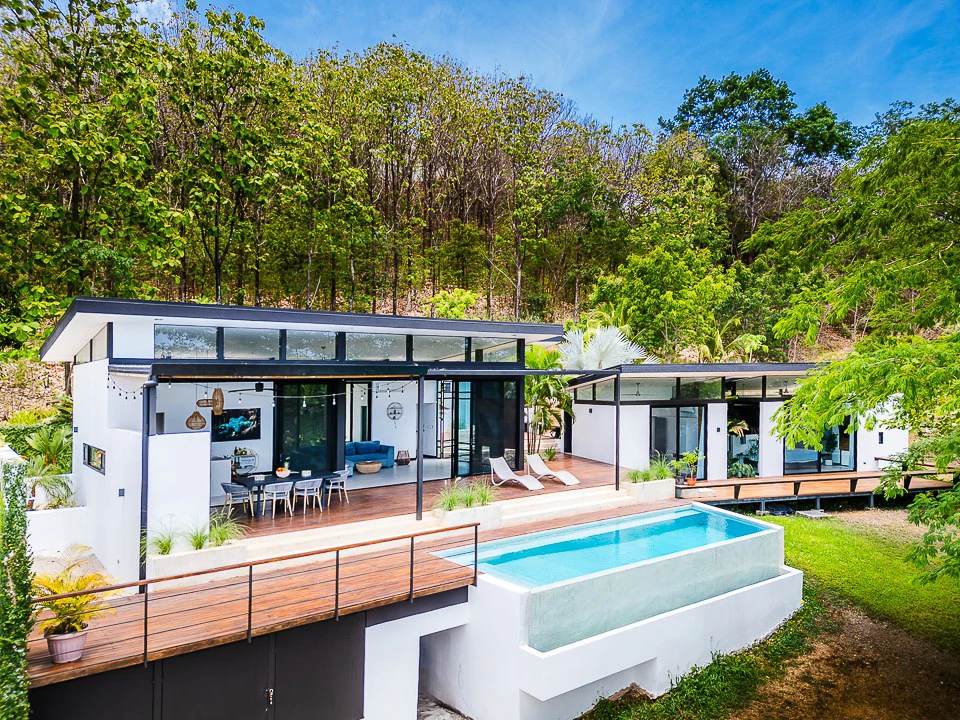 Casa Kalachuchi: Gorgeous Modern Jungle Oasis with Sunset Views in Gated Community