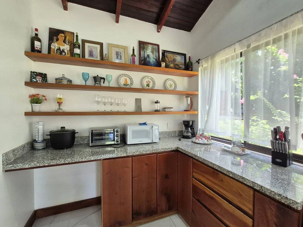 Casa Verde Norouz: Renovated 2-Bedroom Home with Independent Guest Cottage Just 3 Minutes from Sámara - Gallery image 12