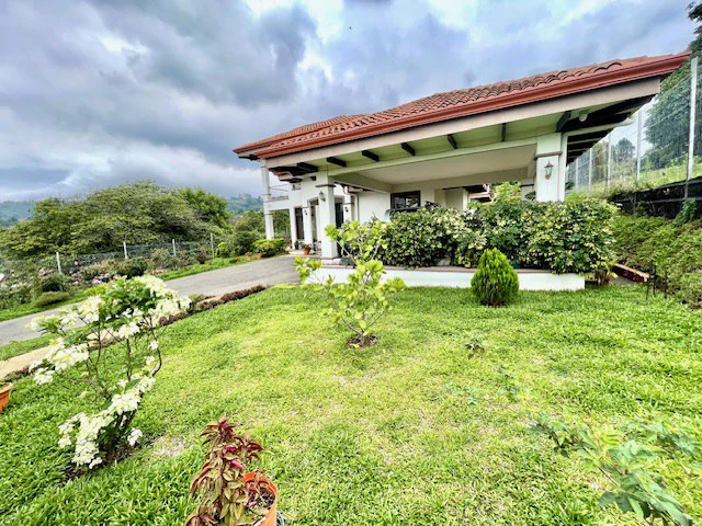 CA-005 Casa del Invernadero: Premium 3-BR / 3.5-BA Gated Estate in Grecia | Turnkey Furnished Option, Private Greenhouse, Clay Roof & River Access - Gallery image 7