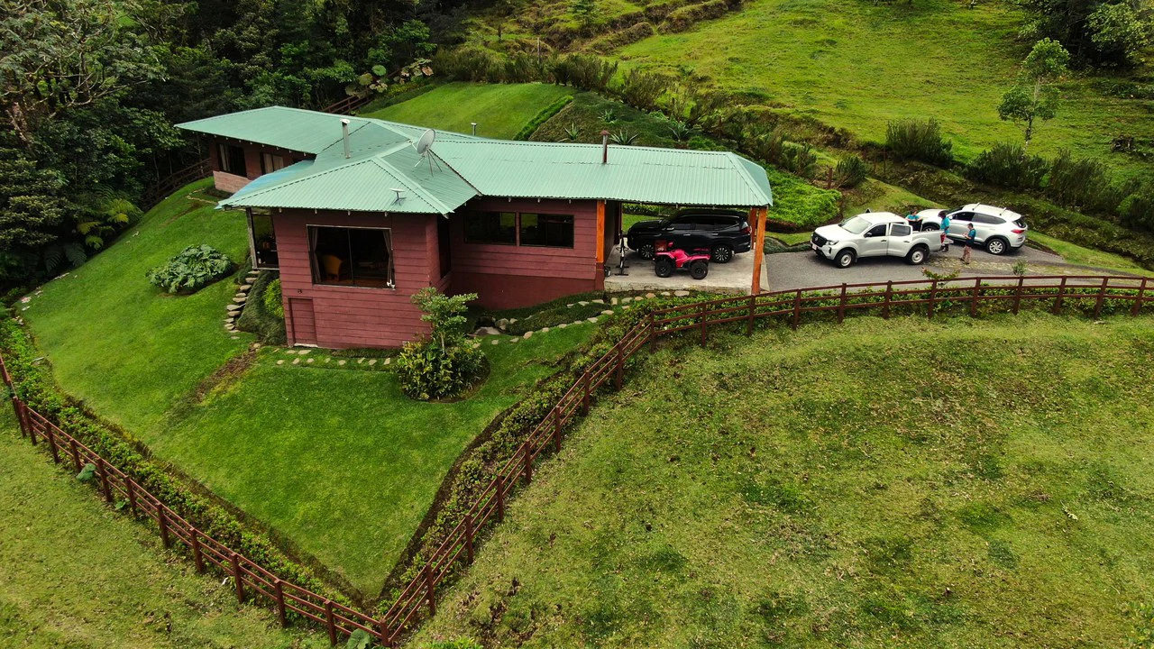 Hidden Paradise in Monteverde. Sierra Verde SV0125: 5 Hectares with Spectacular Views, a Beautiful and Cozy Main House and Caretaker’s Home Just 10 Minutes from Monteverde - Gallery image 2