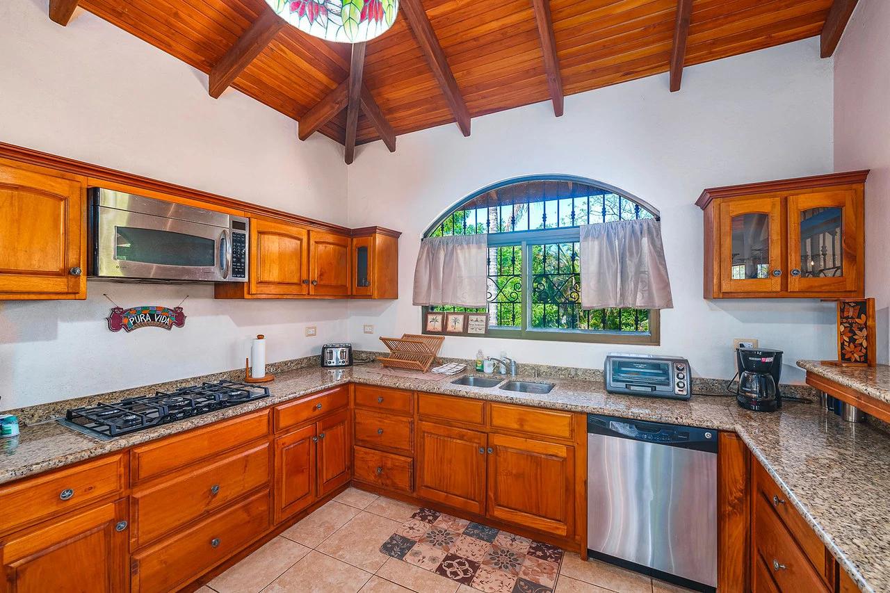Casa Palacio: Elegant and Palatial 3BR in Gated Community - Gallery image 17