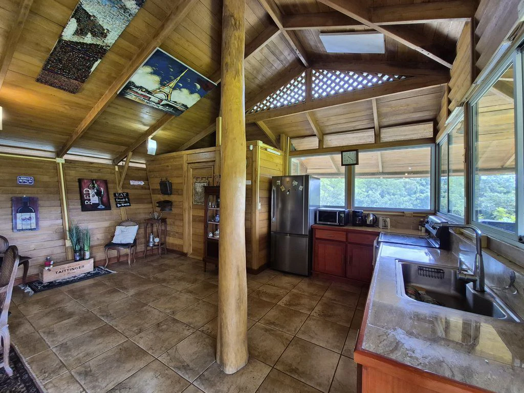 Casa Del Toro: Charm and Serenity in the Hills of Hojancha – 5-Bedroom House with Pool and Bungalow - Gallery image 11
