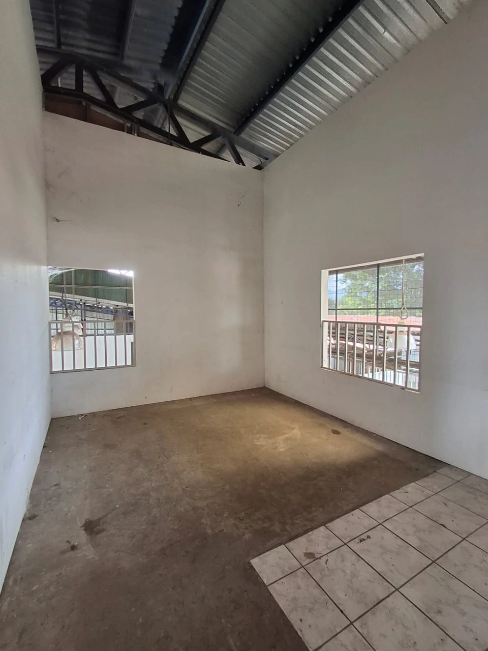 Warehouse: Commercial Bodega with Easy Access! - Gallery image 9