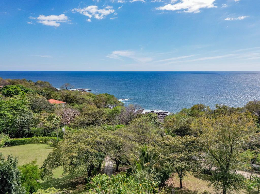 Casa Que Pasa: Exquisite Contemporary Hillside Home in a 1.6-acre Property Overlooking The Pacific Ocean - Enjoy Coastal Living in a Prime Location - Gallery image 4