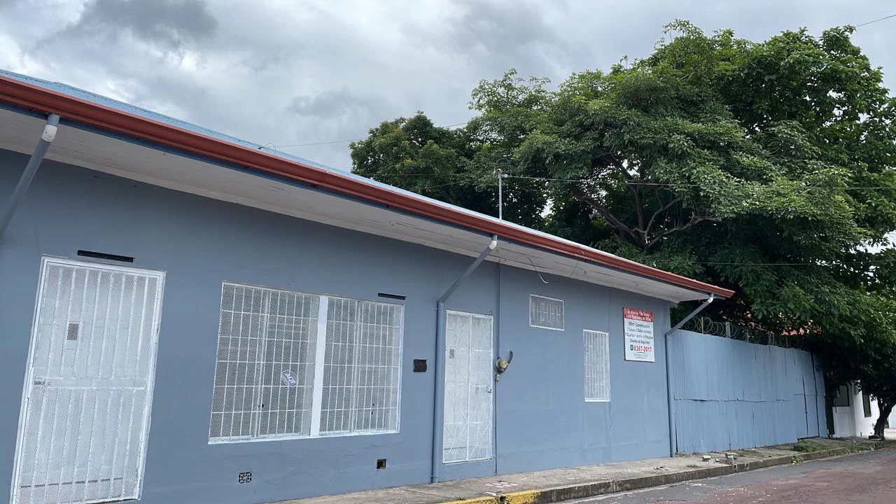 Property for rent or sale in the center of Liberia 2 houses with 350 m², 2 big living rooms, 7 rooms, a garden, and 9 parking lots - Gallery image 2