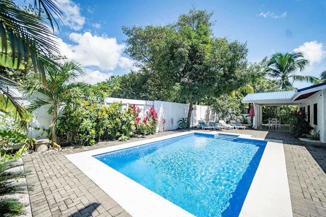 Casa Verde: Stunning Pool and Exceptional Outdoor Living Space