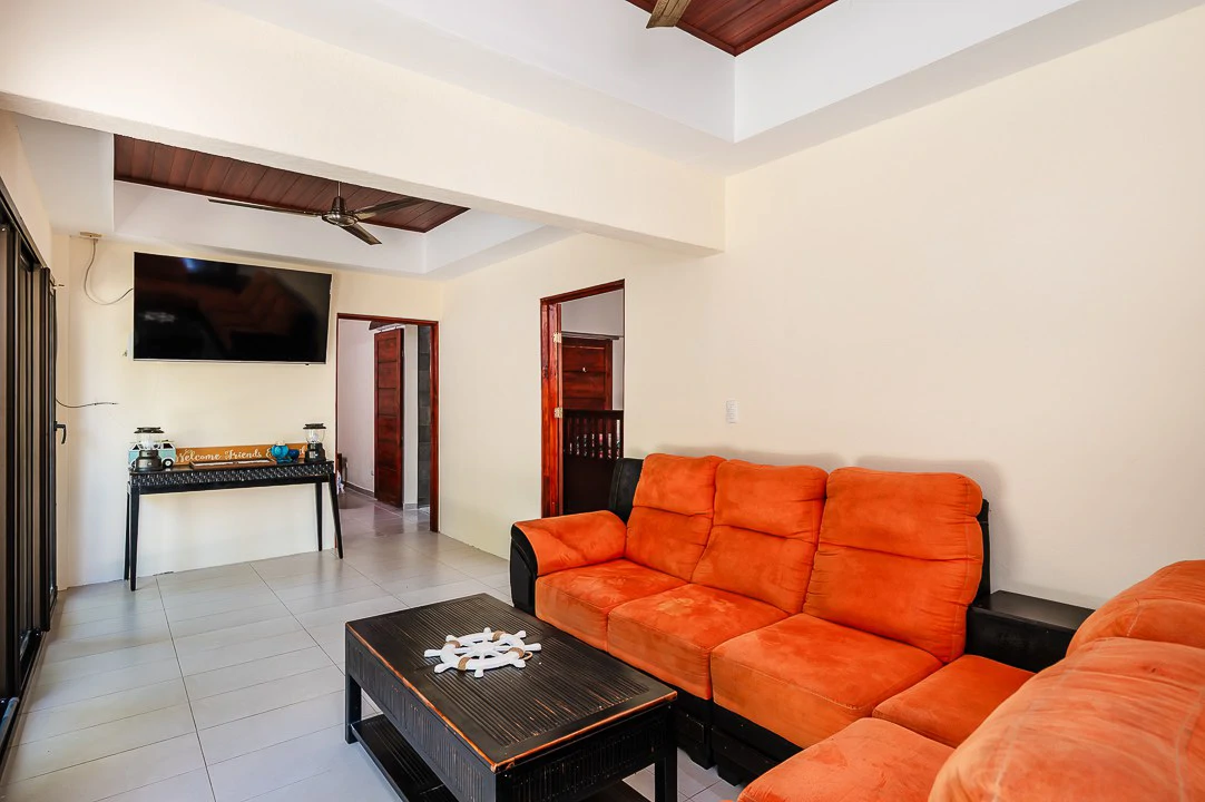 Casa Venturini: Charming Single-Family Home with Quality Finishes, Private Pool & Expansion Opportunity - Gallery image 4