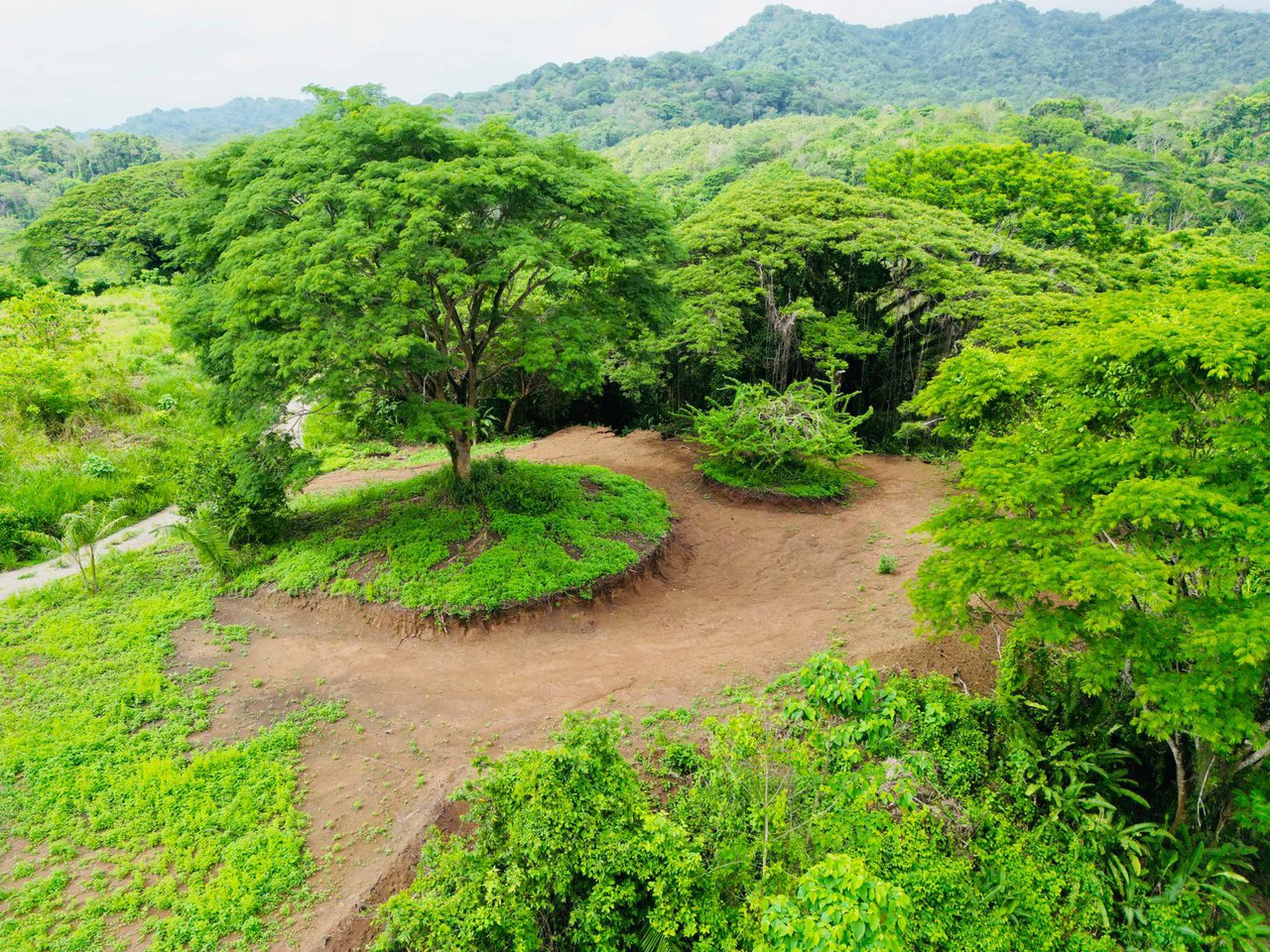 Enchanting 9,800 m² Land Surrounded by Jungle and Nature: A Peaceful Retreat Near Santa Teresa, Mal País, and Cabuya - Gallery image 3