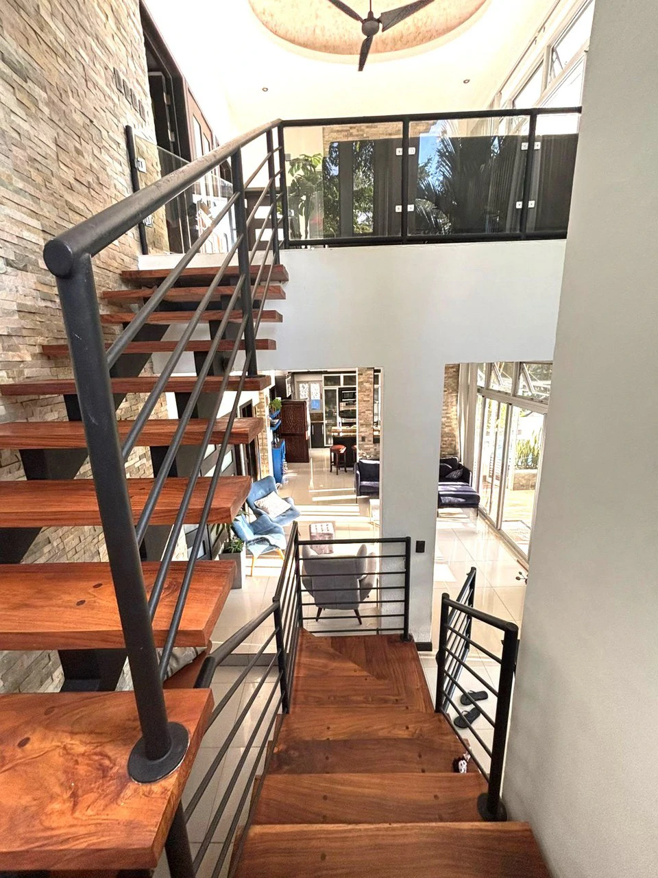 1.42 ACRES – 4 Bedrooms 2 Story Ocean-View Home With 2 Bedroom Guest House In Premium Beach Community, Walk to the Beach! - Gallery image 23