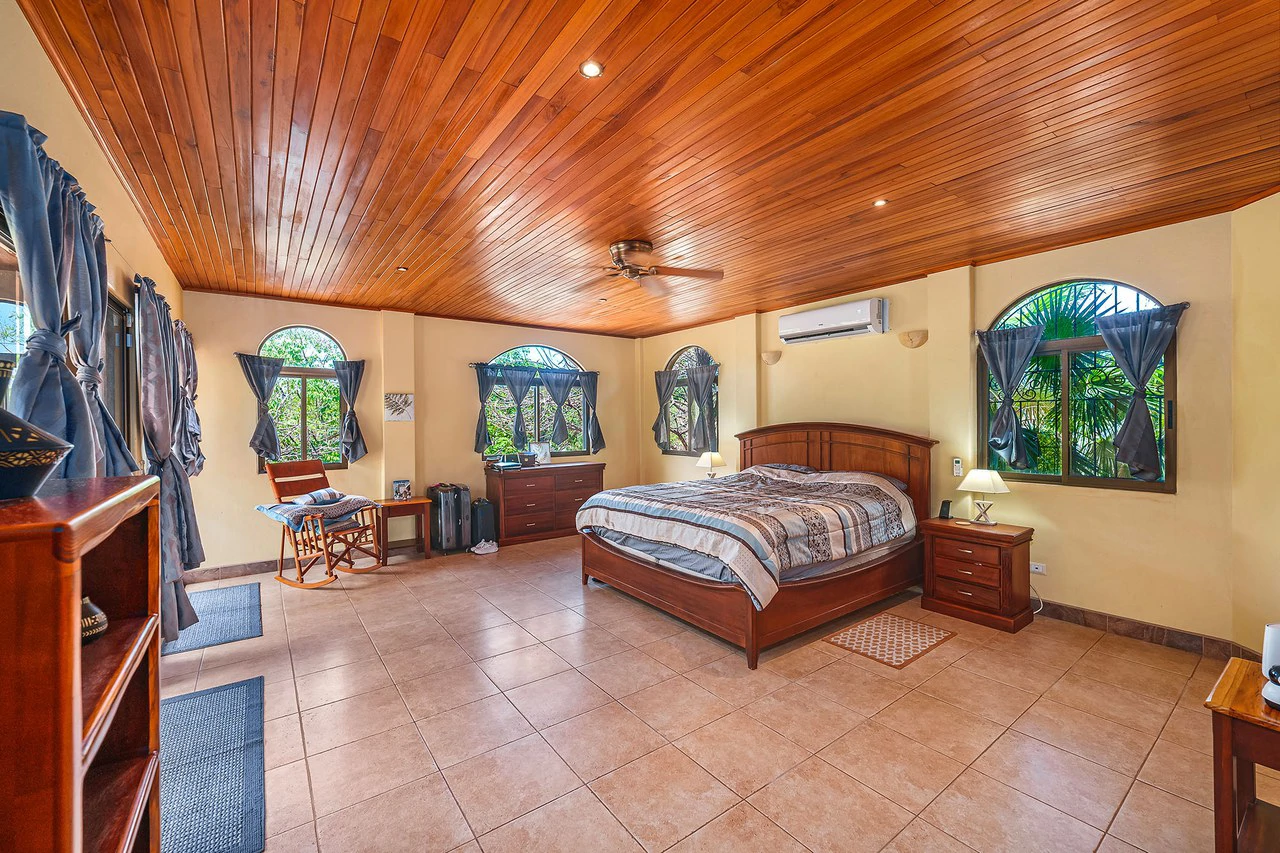 Casa Palacio: Elegant and Palatial 3BR in Gated Community - Gallery image 28