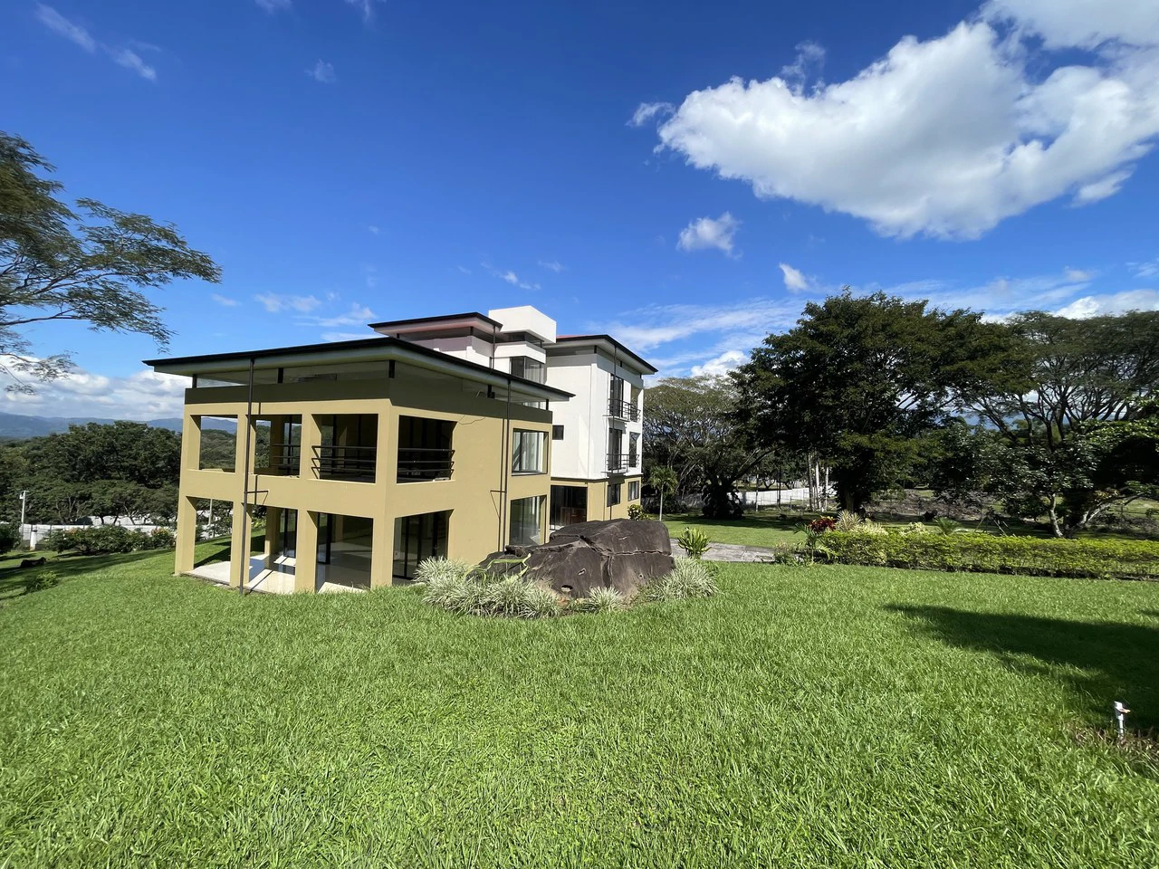La Garia 3 floors modern: Magnificent Luxury Estate with Gardens in La Garita, Alajuela - Gallery image 3