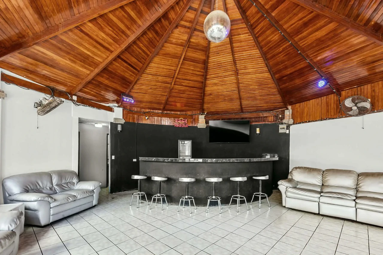 Tropical Paradise: 20-Room Private Vacation Rental Near Cocal Casino - Gallery image 13