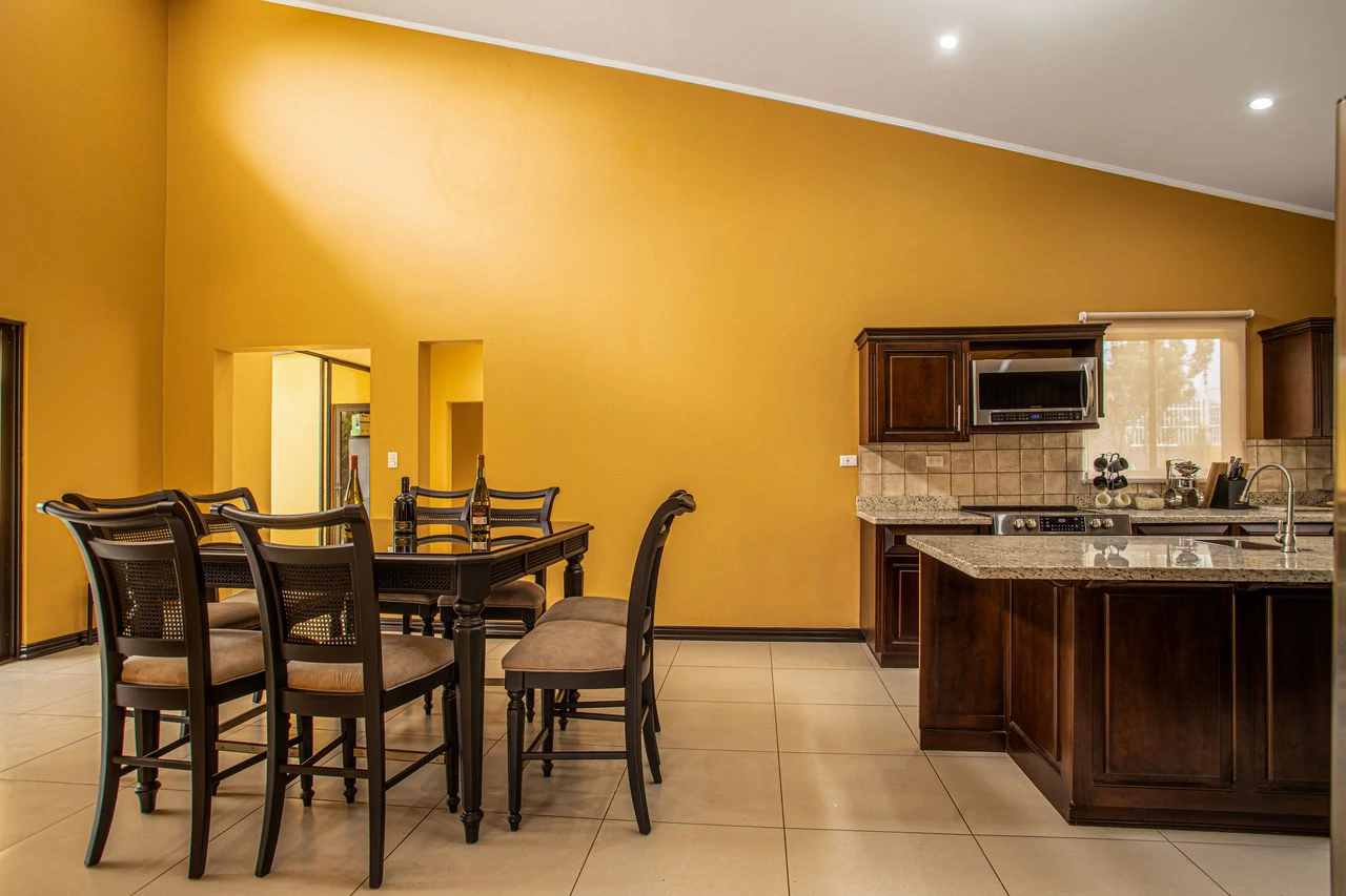 Modern Furnished Home Just 5 Minutes from Downtown Grecia - Gallery image 8