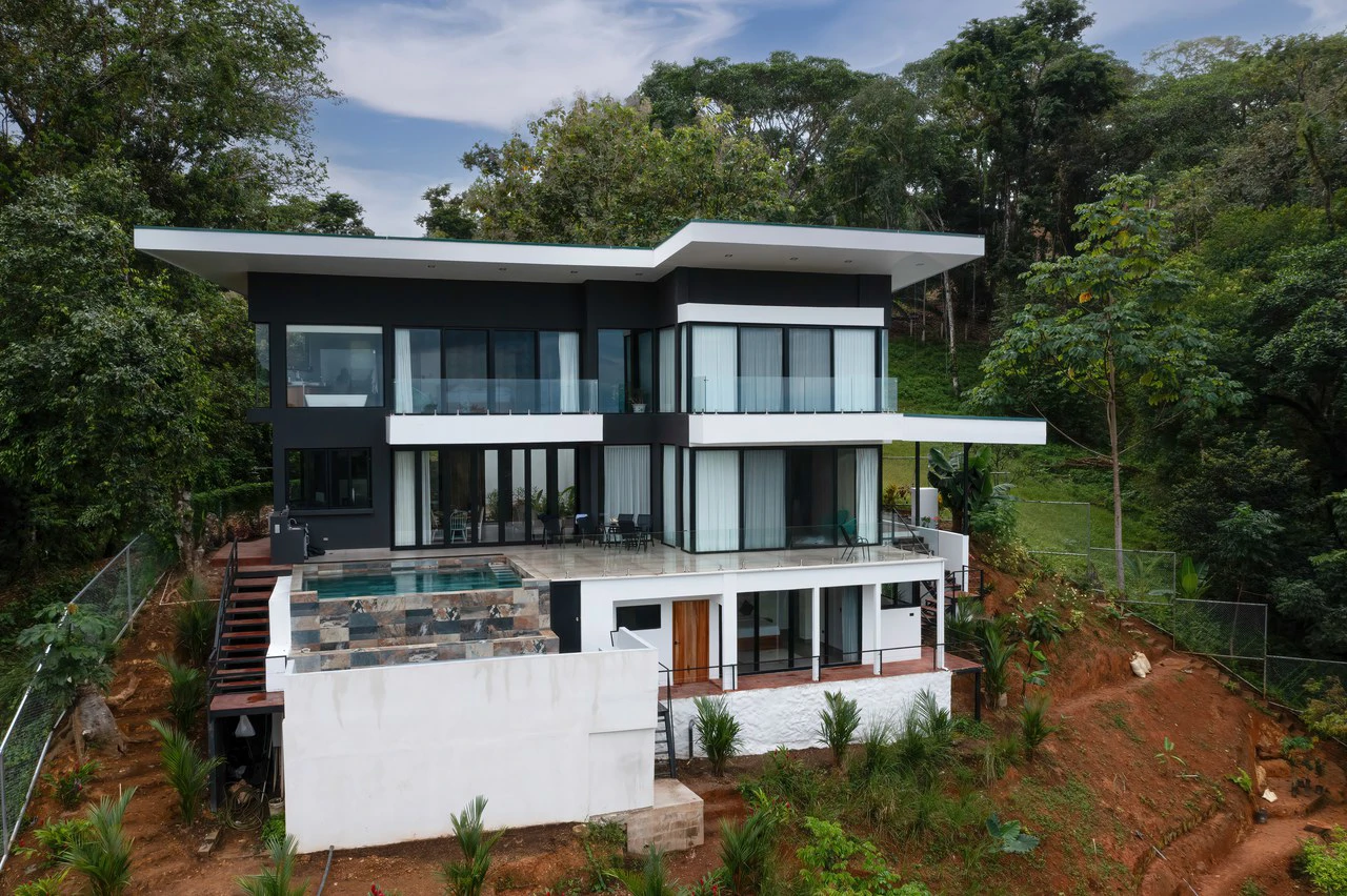 LUXURY PROPERTY WITH STUNNING OCEAN VIEWS IN UVITA, COSTA RICA. A GREAT INVESTMENT!: Mountain House For Sale in Uvita - Gallery image 2