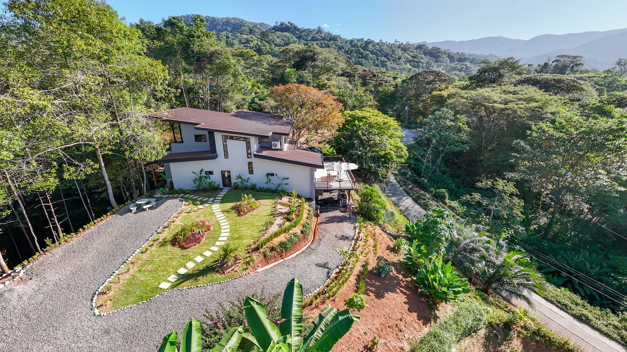 Luxury 3 Bedroom Home with Ocean Views in Downtown Uvita - Gallery image 2