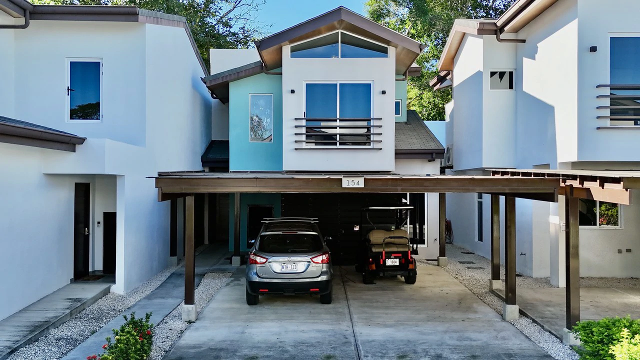 Unique Oversized Lot Home in Ciudad del Mar with 4 Covered Parking