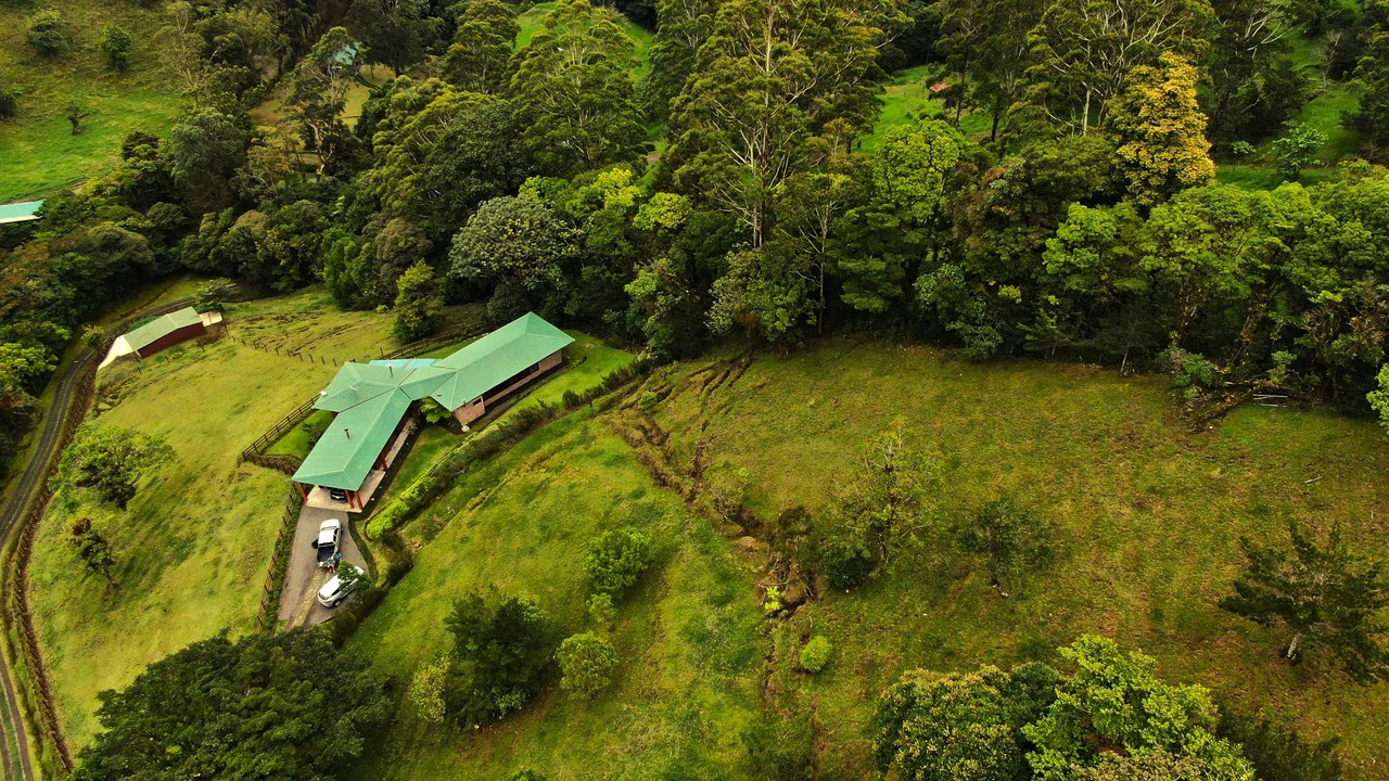 Hidden Paradise in Monteverde. Sierra Verde SV0125: 5 Hectares with Spectacular Views, a Beautiful and Cozy Main House and Caretaker’s Home Just 10 Minutes from Monteverde - Gallery image 3