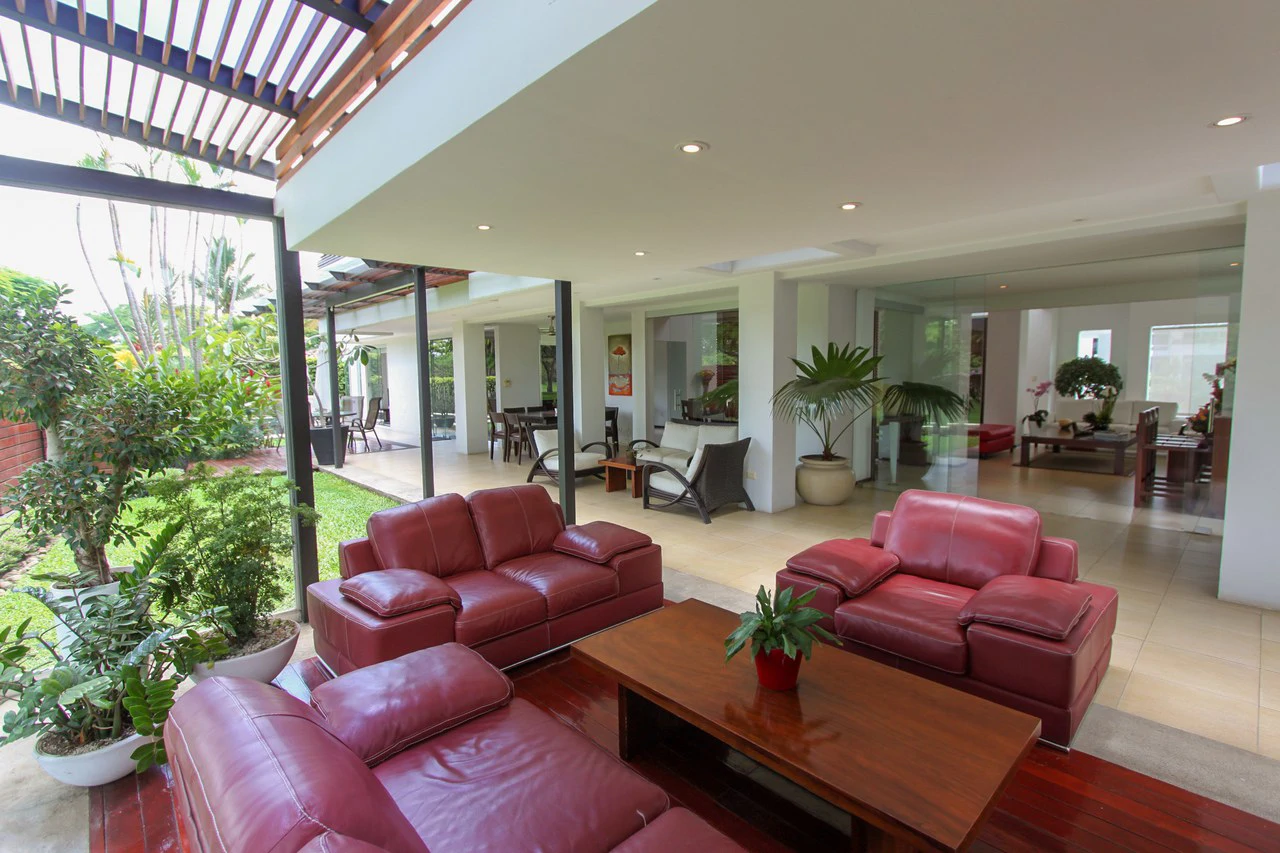Modern Golf Course Haven: Spectacular Home in Valle del Sol, Santa Ana - Gallery image 14