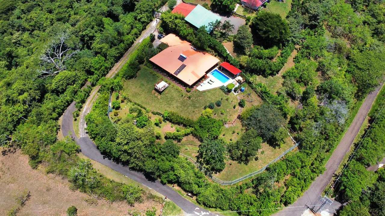 Casa Pristine Elegance: A Rare Costa Rican Estate with Unobstructed City-to-Ocean Views! - photo 2
