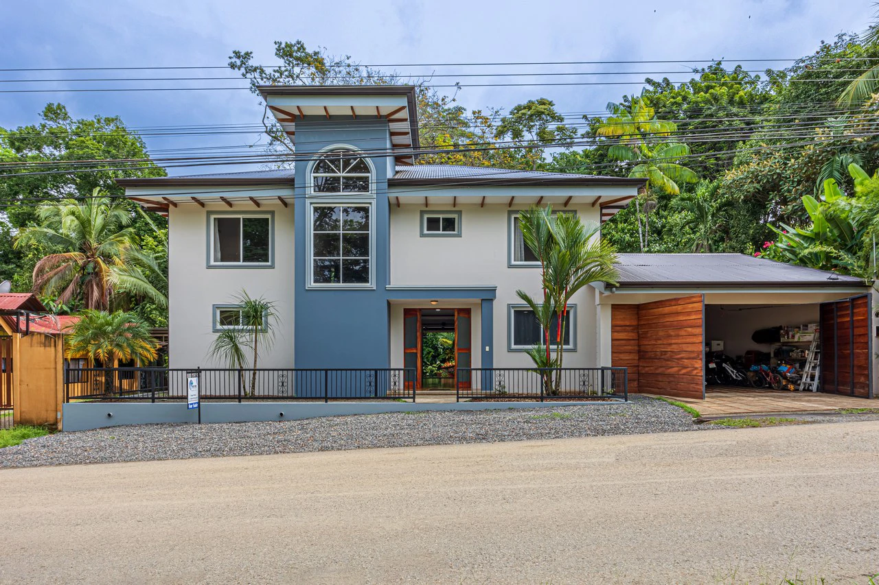 Happy Daze in Uvita: Commercial Building Opportunity in the Heart of Uvita. On Creek with Beautiful Jungle View - Gallery image 23
