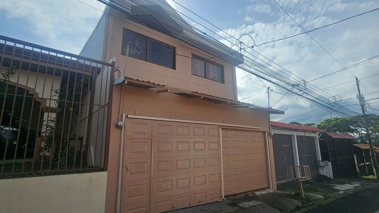 Spacious 6-Bedroom Family Home in Residencial Saint Clare, Moravia - Gallery image 2