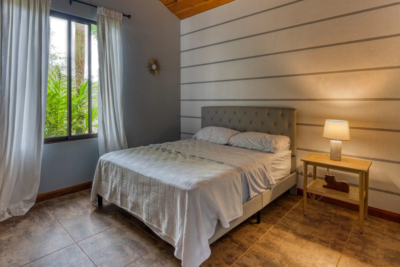 5 Bedroom Mountain Retreat Minutes from the Beach Platanillo Costa Rica - Gallery image 32