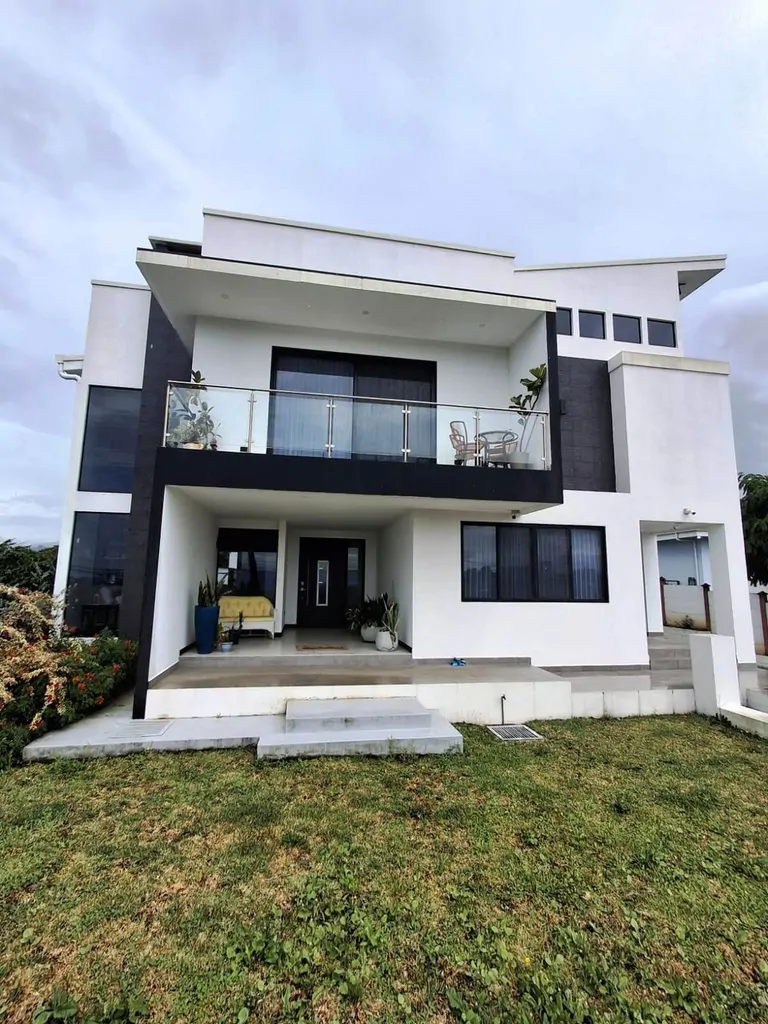 Casa Modern Elegance: 5 Bedrooms...Large Lot and Views!