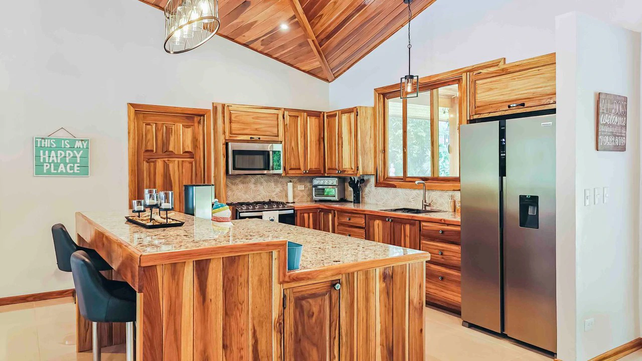 ID 765 - 3 Bd/2 Ba Home w/ Pool in Cahuita: Spacious, Well-Built Home on 5,128sqm Private Lot, 5 Minute Walk to Playa Grande, Cahuita - Gallery image 4