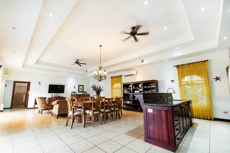 Amazing Casa Grande: Enormous Home with Pool near the Beach in a highly sought after Community! - Gallery image 6
