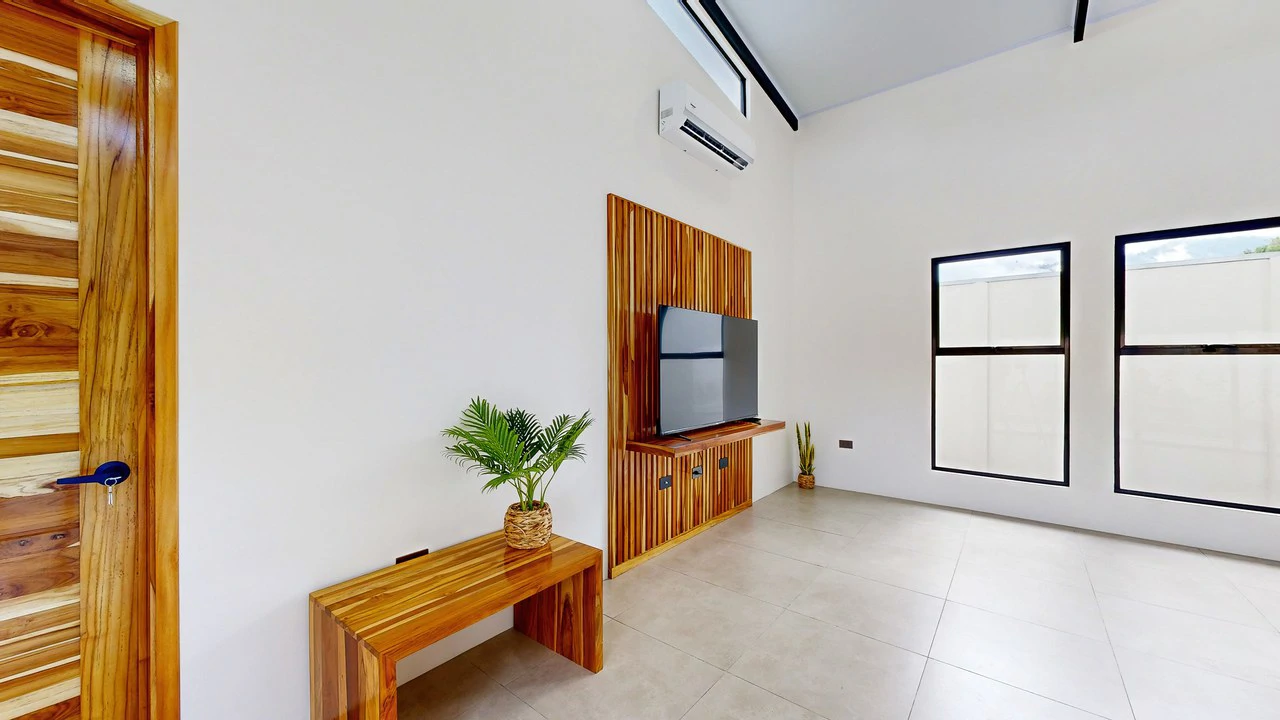 Brand New 3 bed, 2 Bath Home with creek and Jungle views. - Gallery image 16