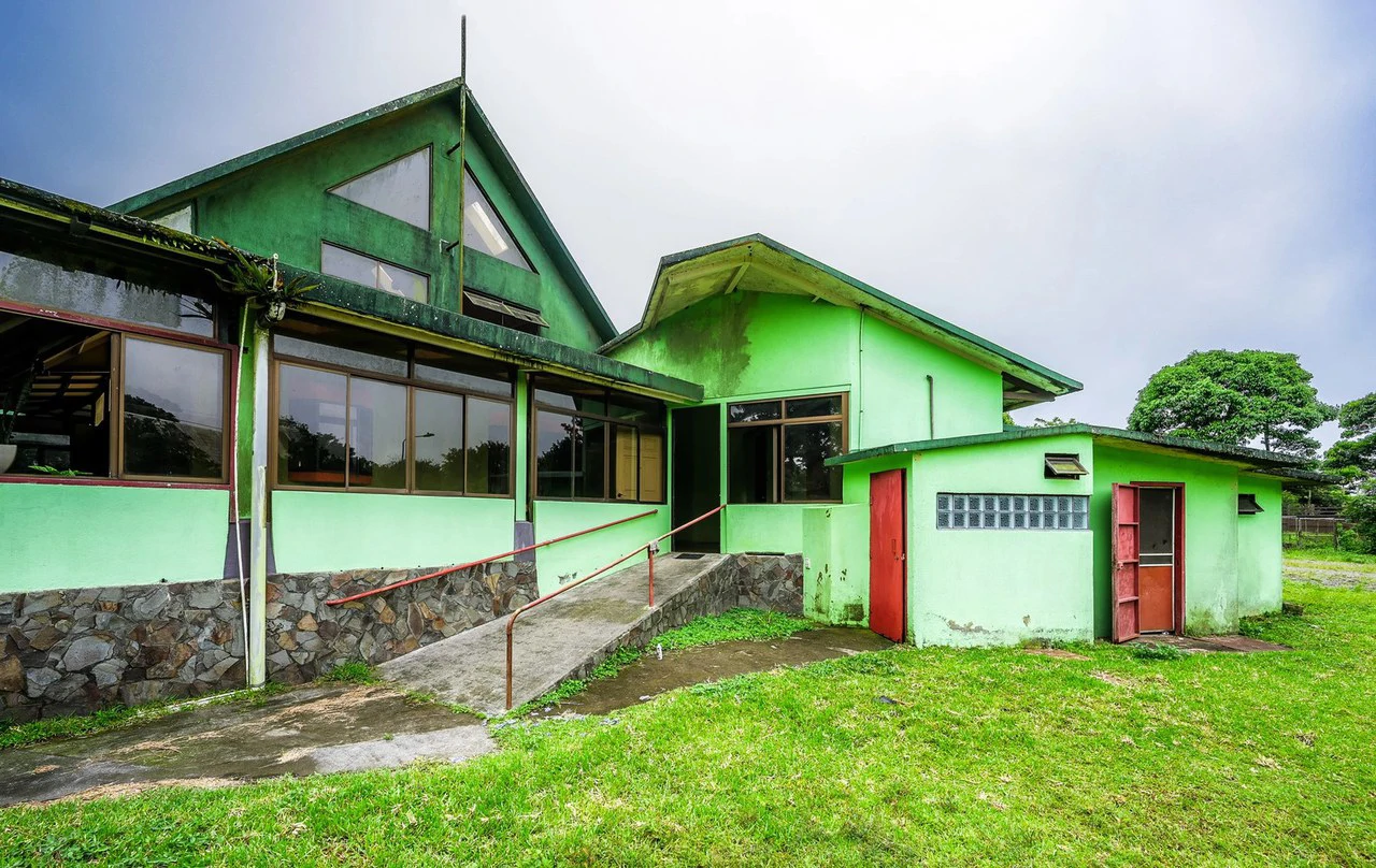 Five Corners Business Hub: Prime location on the main road surrounding Lake Arenal.. Commercial Potential ! - Gallery image 5