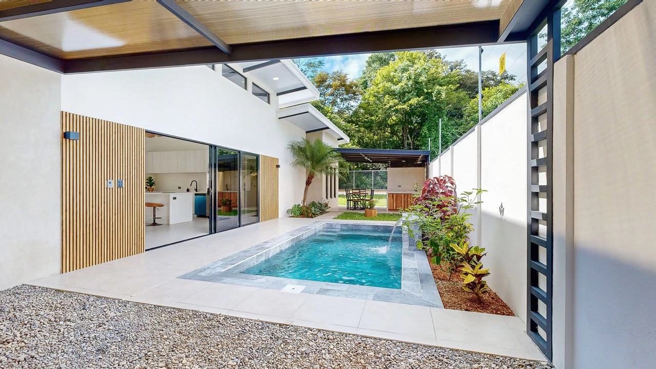 Brand New 3 bed, 2 Bath Home with creek and Jungle views. - Gallery image 17