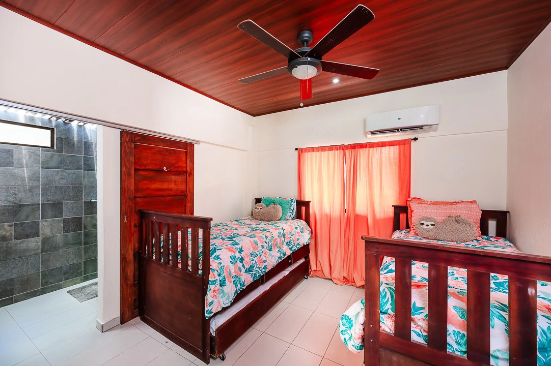 Casa Venturini: Charming Single-Family Home with Quality Finishes, Private Pool & Expansion Opportunity - Gallery image 20